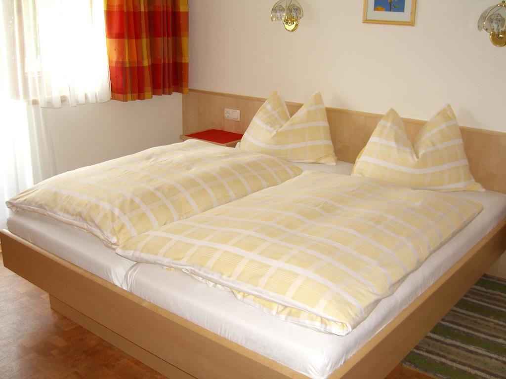 Gaestehaus Hofer Brixen im Thale Room photo